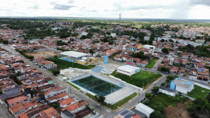 Vista aérea de Macaíba com casas, ruas, ginásio e campo de futebol