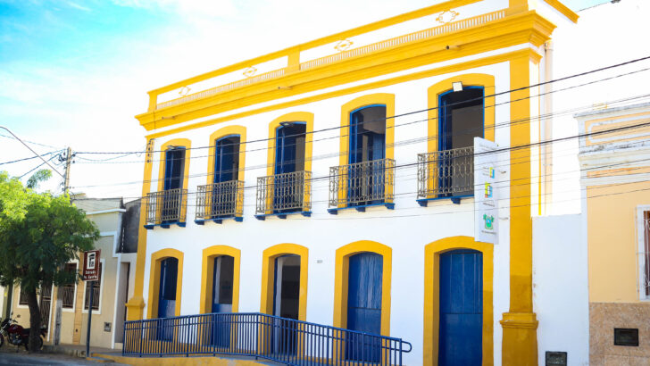 Fachada da Casa de Cultura Popular Sobrado do Padre Brito Guerra, em Caicó