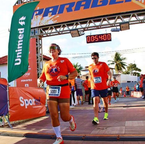 Corredores passam pelo pórtico da Corrida da Advocacia em Natal