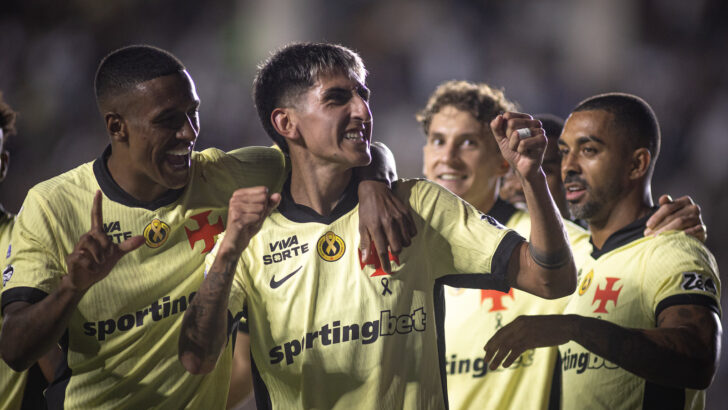 Jogador do Vasco durante partida contra o Coritiba pelo Campeonato Brasileiro