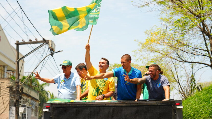 Flávio Bolsonaro participa de moto-carreata em São Gonçalo, no Rio de Janeiro