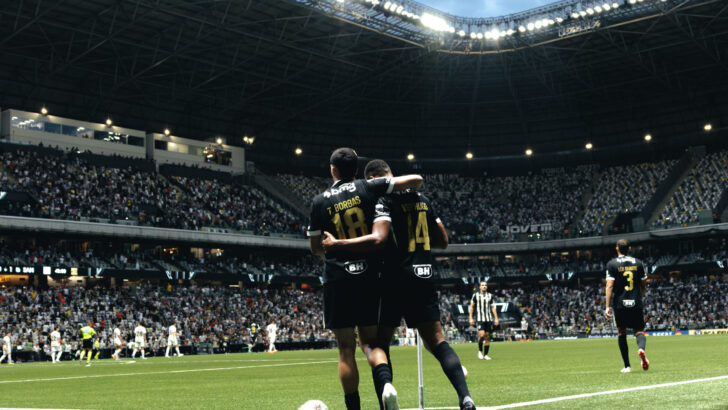 Thiago Borbas e Vitor Hugo comemoram a vitória do Atlético-MG sobre o Santos