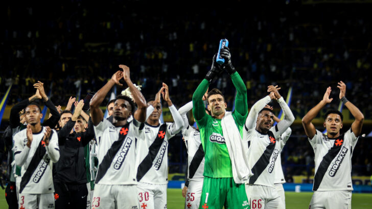 Jogadores do Vasco aplaudem no gramado, com o goleiro de uniforme verde ao centro