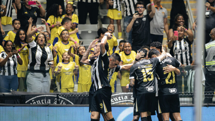 Jogadores do Atlético-MG se abraçam diante da torcida nas arquibancadas da Arena MRV