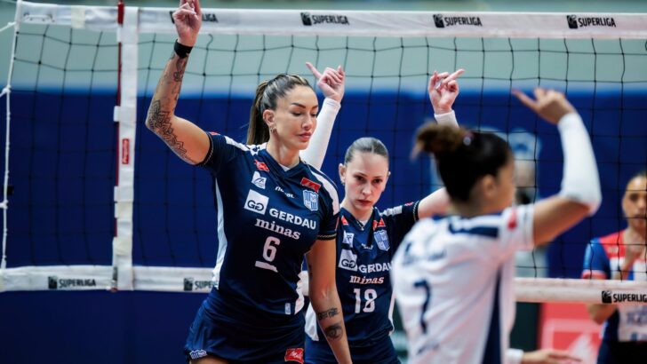 Thaisa, de camisa azul número 6, e jogadoras do Minas próximas à rede de vôlei
