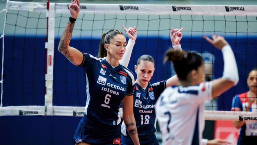 Thaisa, de camisa azul número 6, e jogadoras do Minas próximas à rede de vôlei