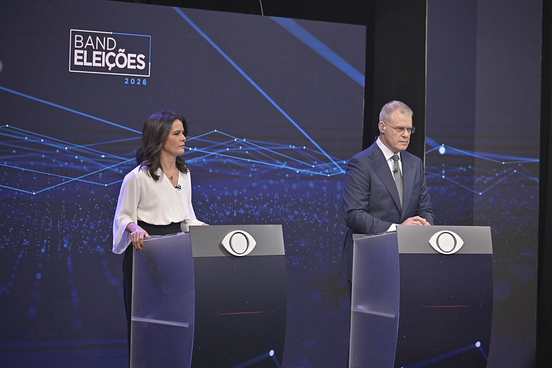 Adriana Araújo e Eduardo Oinegue conduzem o debate entre Lula e Flávio Bolsonaro