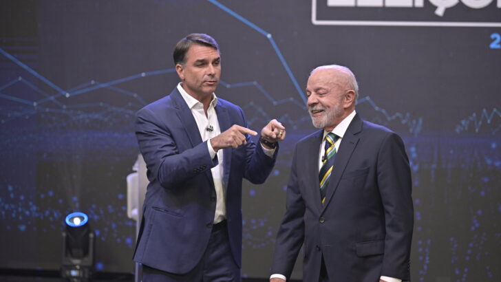 Lula e Flávio Bolsonaro discutem durante o debate presidencial da Band