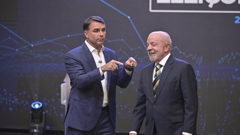 Lula e Flávio Bolsonaro discutem durante o debate presidencial da Band