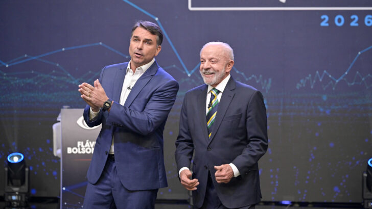 Lula e Flávio Bolsonaro frente a frente durante o debate presidencial da Band