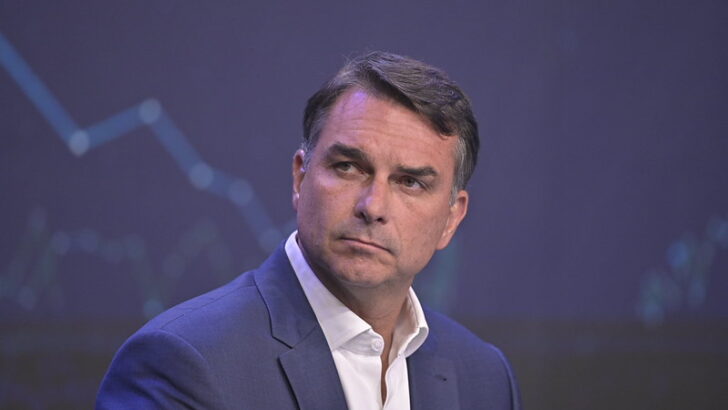 Flávio Bolsonaro fala no debate da Band ao questionar Lula sobre votos de presos