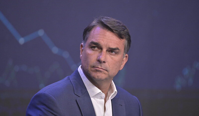 Flávio Bolsonaro fala no debate da Band ao questionar Lula sobre votos de presos