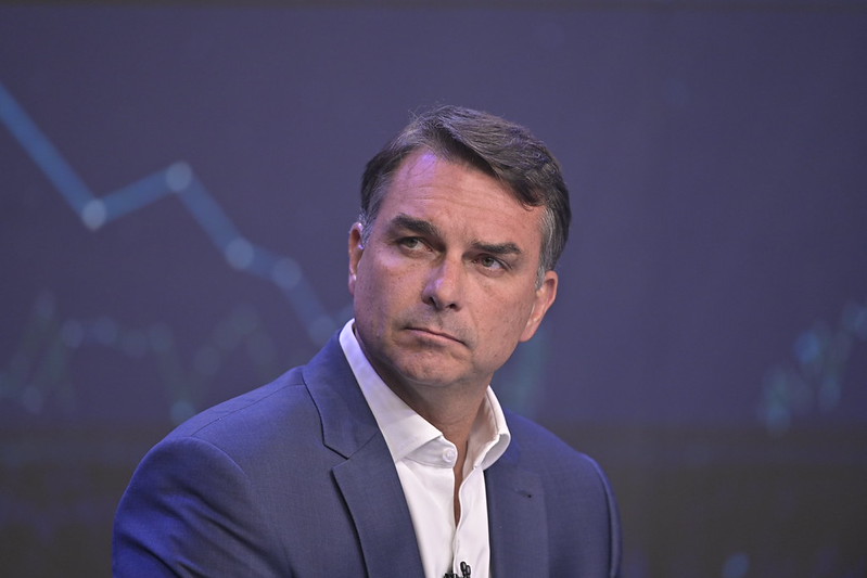 Flávio Bolsonaro acusa Lula de ser o candidato preferido dos presidiários durante o debate
