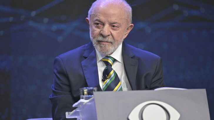 Lula fala durante o debate da Band ao criticar a relação da família Bolsonaro com os Estados Unidos