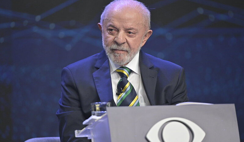 Lula fala durante o debate da Band ao criticar a relação da família Bolsonaro com os Estados Unidos
