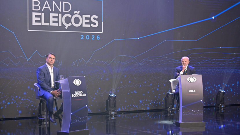 Flávio Bolsonaro e Lula ficam frente a frente durante debate presidencial da Band