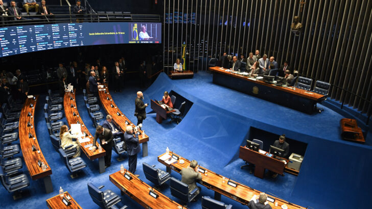 Vista do plenário do Senado com parlamentares, Mesa Diretora e painel da sessão de 28 de outubro de 2026
