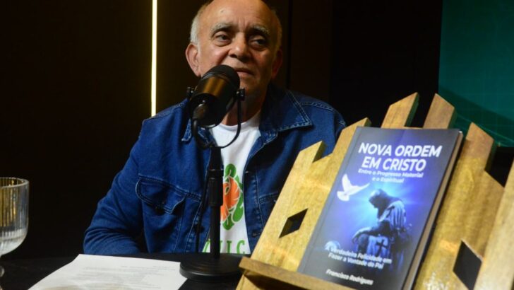 Francisco Rodrigues apresenta o livro Nova Ordem em Cristo diante de um microfone
