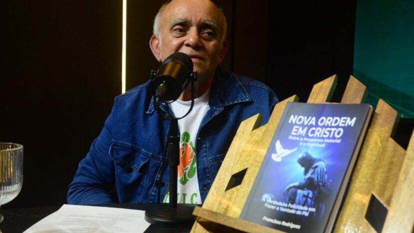 Francisco Rodrigues apresenta o livro Nova Ordem em Cristo diante de um microfone