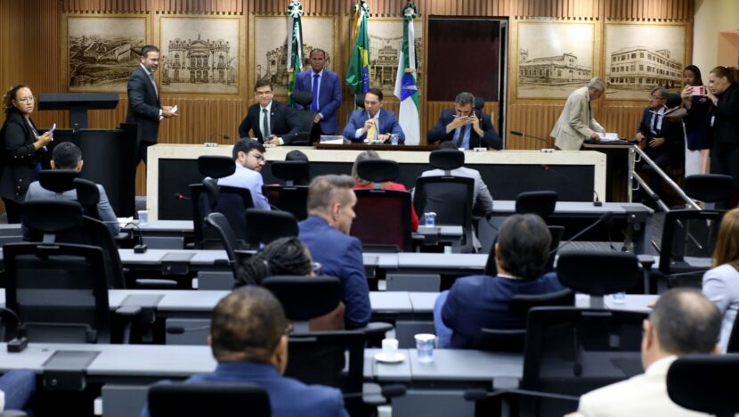 Vereadores e demais participantes no plenário da Câmara Municipal de Natal