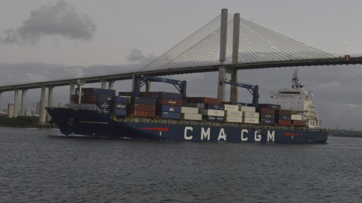 Navio porta-contêineres passa sob a Ponte Newton Navarro, em Natal
