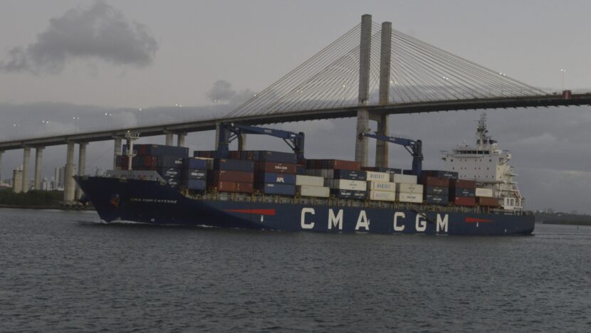 Navio porta-contêineres passa sob a Ponte Newton Navarro, em Natal