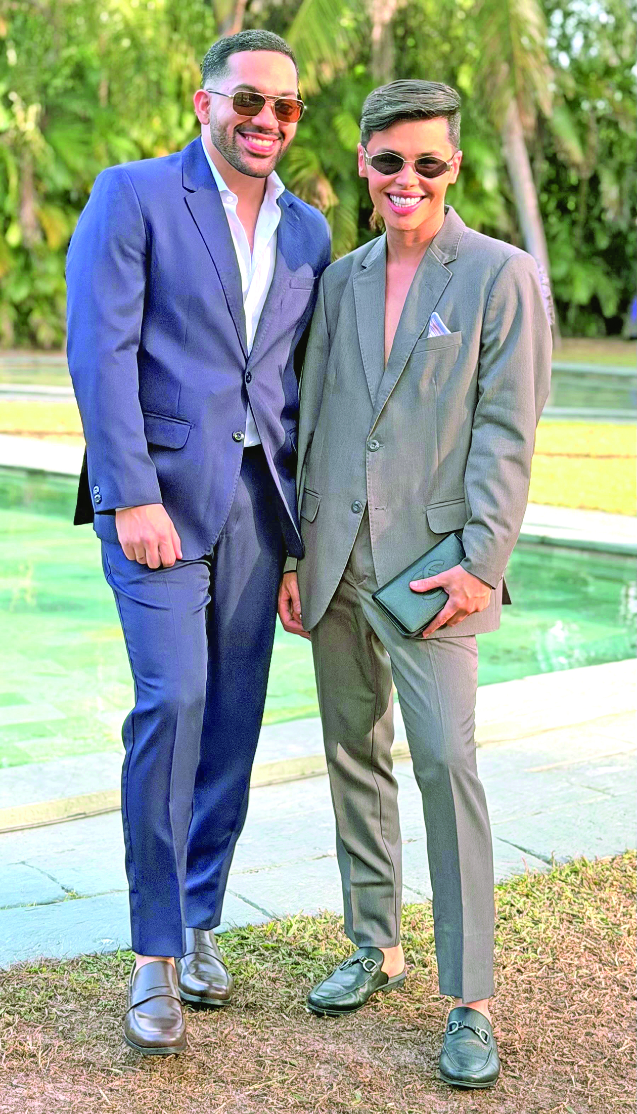 Marcello Filho e Hegley Souza posam de terno ao ar livre