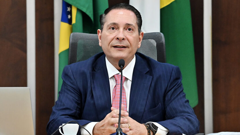 Ezequiel Ferreira sentado à mesa, diante de um microfone, na Assembleia Legislativa do RN
