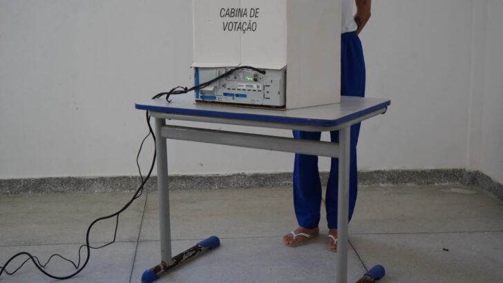 Urna instalada em presídio