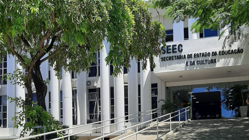 Fachada da Secretaria de Estado da Educação e da Cultura do Rio Grande do Norte, com árvores e rampa de acesso