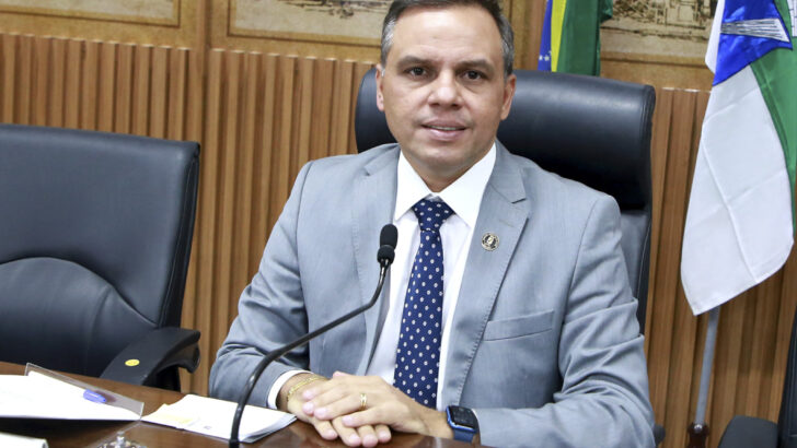 Vereador Aldo Clemente sentado à mesa na Câmara de Natal