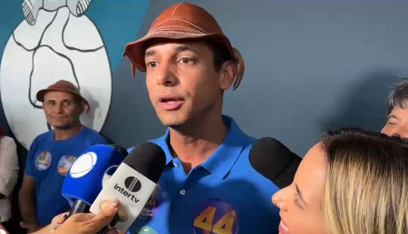 Allyson Bezerra fala com jornalistas durante comemoração eleitoral