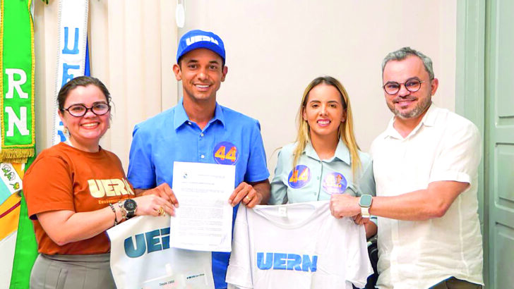 Cicília Maia, Allyson Bezerra, Cinthia Pinheiro e Francisco Dantas seguram carta de compromisso com a Uern