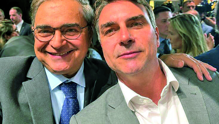 Álvaro Dias e Flávio Bolsonaro posam juntos