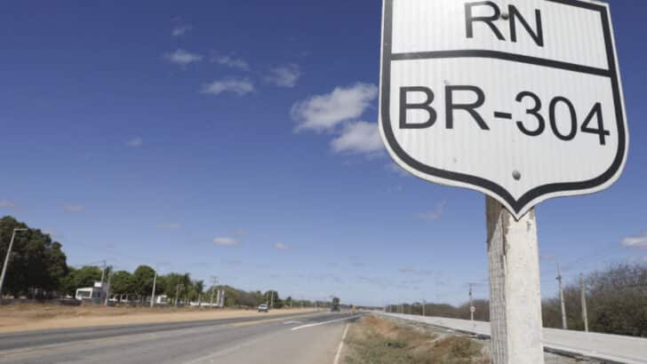 Placa de identificação da BR-304 à margem da rodovia no Rio Grande do Norte