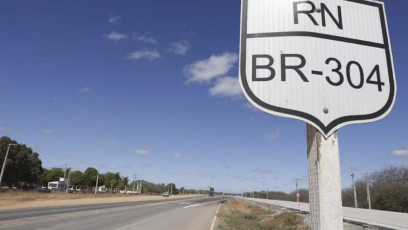 Placa de identificação da BR-304 à margem da rodovia no Rio Grande do Norte