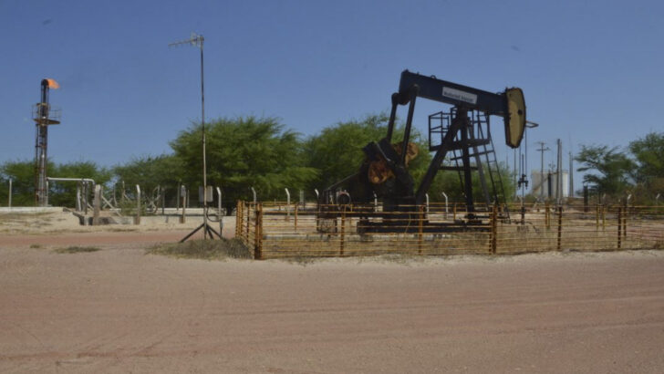 Equipamento de extração de petróleo em campo terrestre