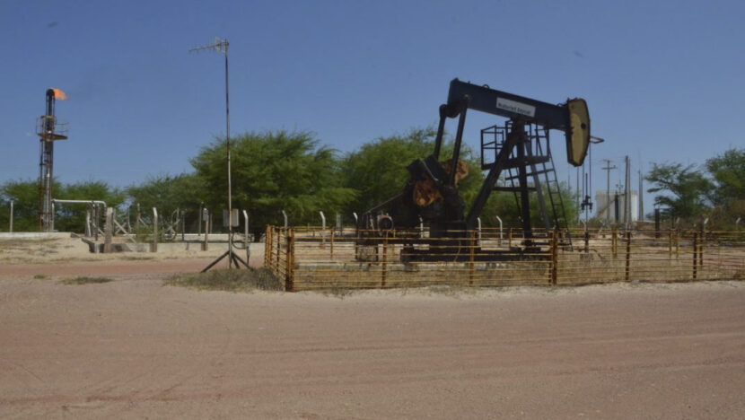 Equipamento de extração de petróleo em campo terrestre