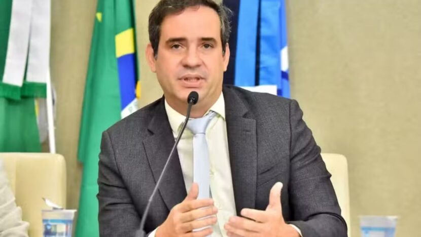 Cadu Xavier fala ao microfone durante agenda na Assembleia Legislativa do Rio Grande do Norte
