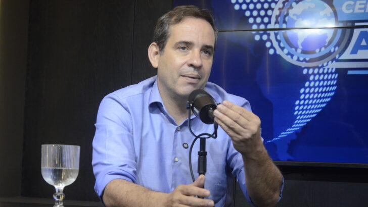 Cadu de Lula fala ao microfone durante entrevista à TV Agora RN