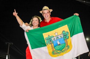 Governador eleito Cadu de Lula (PT) com sua vice, Larissa Rosado (PSB) - Foto: Divulgação