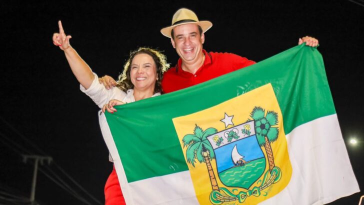 Governador eleito Cadu de Lula (PT) com sua vice, Larissa Rosado (PSB) - Foto: Divulgação