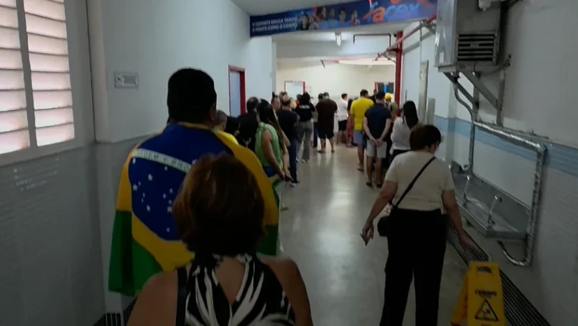 Eleitores formam fila em corredor de local de votação durante as Eleições 2026