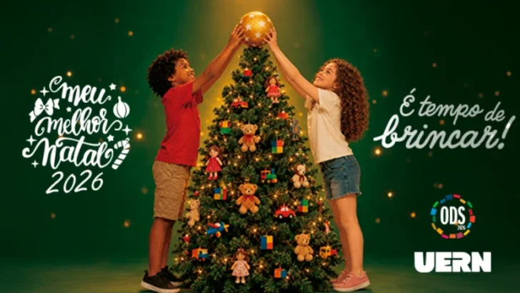 Arte da campanha Meu Melhor Natal 2026 mostra duas crianças colocando uma bola dourada no topo de uma árvore de Natal decorada com brinquedos, sobre fundo verde, com a frase “É tempo de brincar!” e a marca da Uern