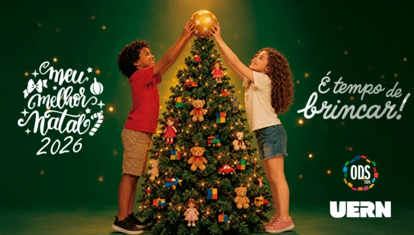 Arte da campanha Meu Melhor Natal 2026 mostra duas crianças colocando uma bola dourada no topo de uma árvore de Natal decorada com brinquedos, sobre fundo verde, com a frase “É tempo de brincar!” e a marca da Uern