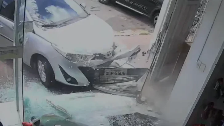 Carro atingiu a fachada de uma loja na Rua da Feira, em Currais Novos, quebrando a vidraça do estabelecimento; ninguém ficou ferido