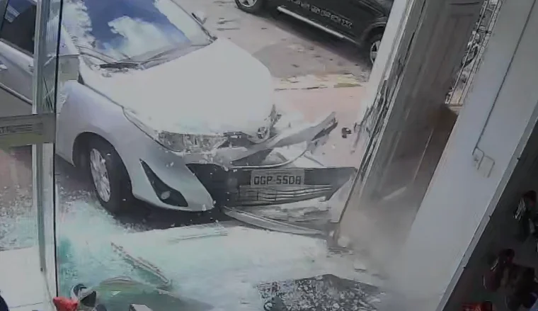 Carro atingiu a fachada de uma loja na Rua da Feira, em Currais Novos, quebrando a vidraça do estabelecimento; ninguém ficou ferido