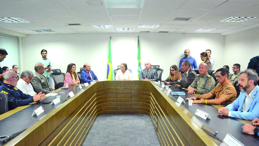 Fátima Bezerra e representantes das forças de segurança reunidos no Gabinete de Gestão Integrada