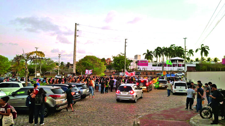 Manifestantes e carros se concentram nas imediações da UFRN, com bandeiras de campanha