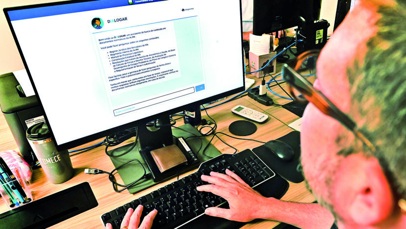Servidor consulta a ferramenta de inteligência artificial DIALOGAR em um computador na Assembleia Legislativa